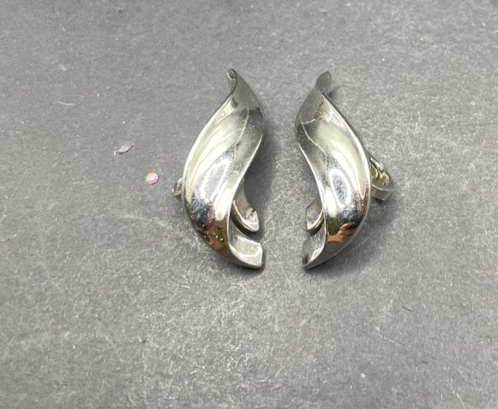 Vintage Crown Trifari Spiral Leaf Design Silver Tone Clip-On Earrings